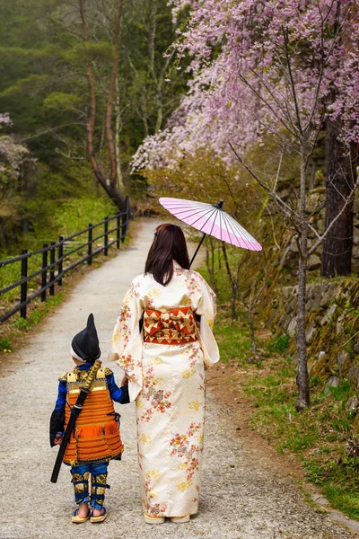 Samurai chico y kimono madre con sakura — Foto de Stock