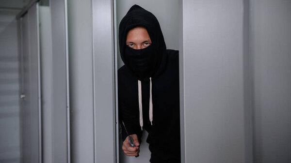 убийца или вор с ножом в туалете
