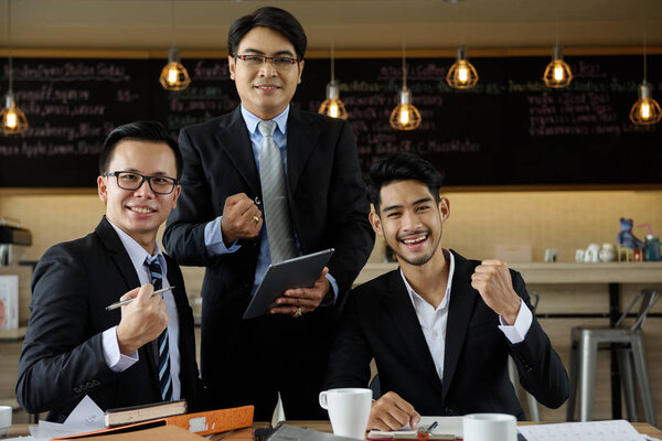 Портрет улыбающейся команды бизнесменов
