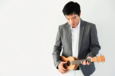 Yakışıklı sanatçı adam oyun ukulele