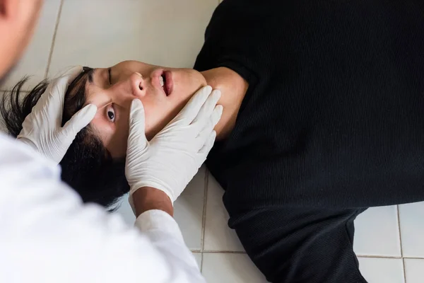 Médico realizando autopsia o autopsia — Foto de Stock