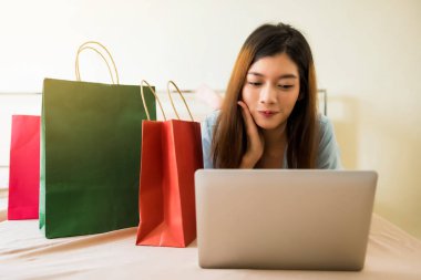 kız yatakta alışveriş online 