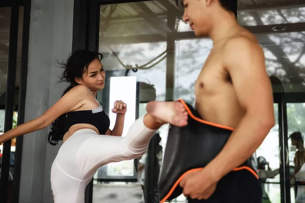 Aziatisch meisje praktijk Muay Thai Boksen — Stockfoto