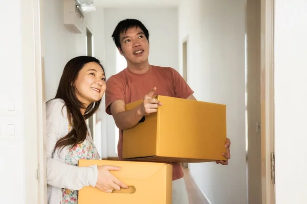 Ζευγάρι μεταφέρουν κουτιά στο υπνοδωμάτιο του νέου σπιτιού — Φωτογραφία Αρχείου