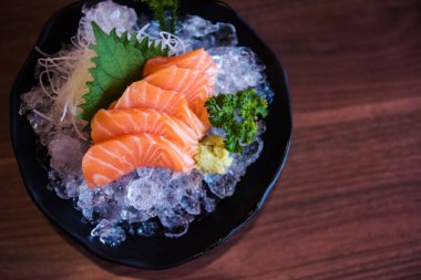  ahşap masa üzerinde somon balığı 