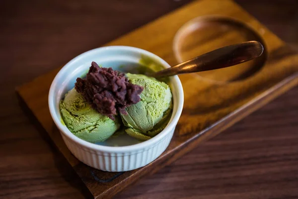 Helado de té verde con frijoles rojos —  Fotos de Stock