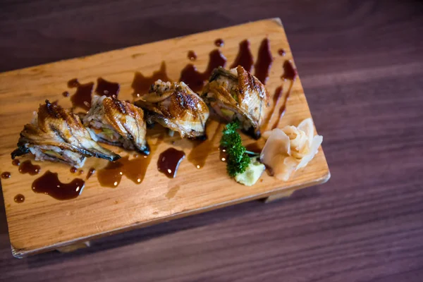 Roll Unagi Sushi (węgorz) na drewnianej tablicy — Zdjęcie stockowe