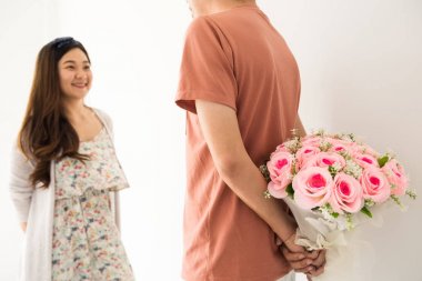 Adam el çiçek buketi gizleme