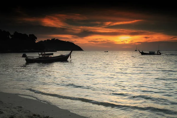 Silhouet boot tijdens zonsondergang op Lipe — Stockfoto