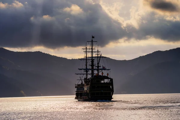 Silhueta Prirate Navio Turístico Navegando Lago Ashi Com Reflexão Pôr — Fotografia de Stock