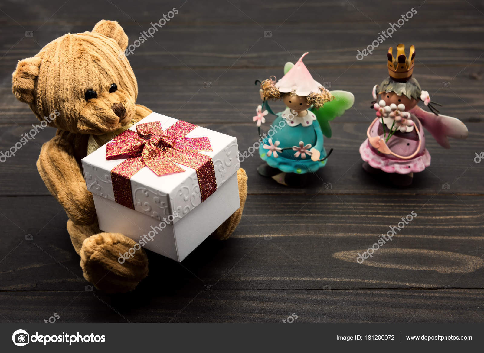 teddy bear holding gift box
