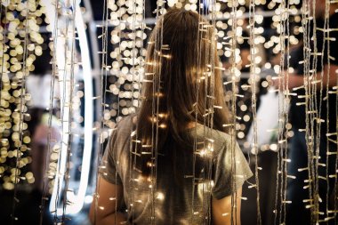 Bokeh ışık karşı erkek arka