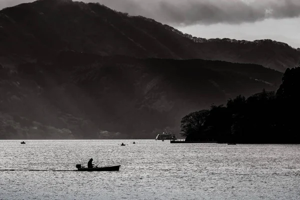Fotos Paisagem Silhueta Homem Barco Pescador Lago Ashi Com Raios — Fotografia de Stock