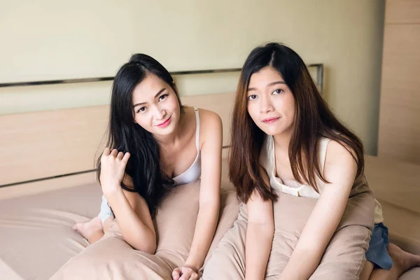 Mooie Jonge Aziatische Vrouwen Paar Camera Kijken Terwijl Ontspant Bed — Stockfoto