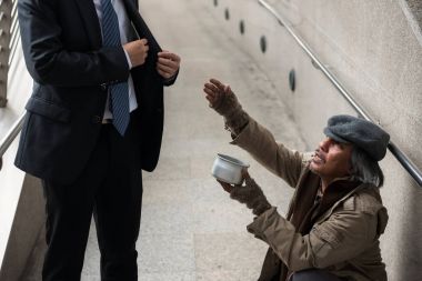 Yaşlı dilenci ya da evsiz para istemek