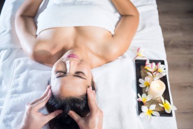 Kadın baş spa masaj yağı