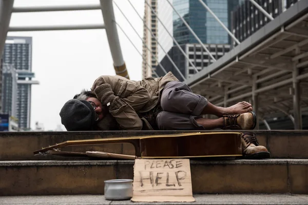 Beggar or Homeless man sleep in city at winter — Stock Photo, Image