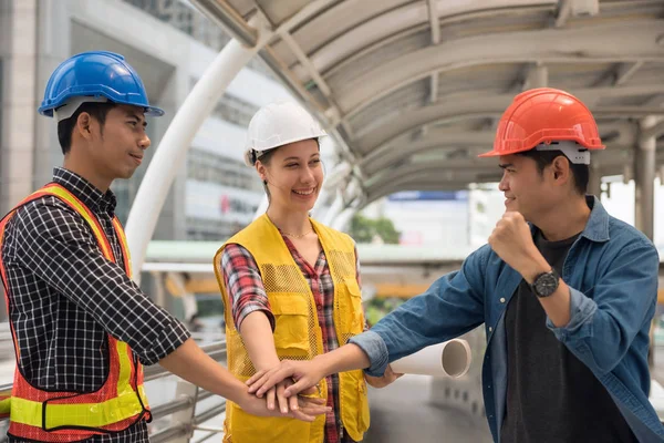 Ingenieur bouwkunde team stapelen handen — Stockfoto