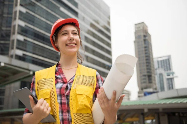 Amerikaanse jonge vrouw ingenieur in de stad — Stockfoto