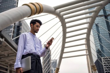 Birman Myanmar adam yaşayan Smartphone kullanarak