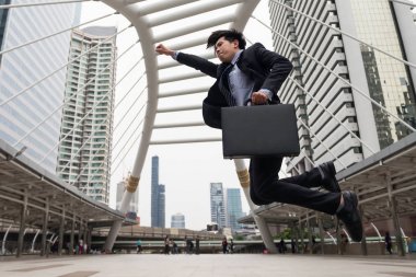 İş adamı koş ve acele atlama