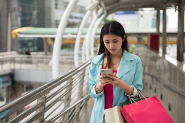 Turist kadın Gözat Internet smartphone--dan