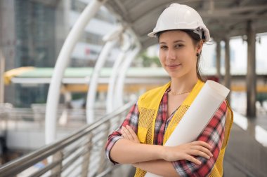 Güzel Amerikalı kadın mühendis şehirdeki portresi