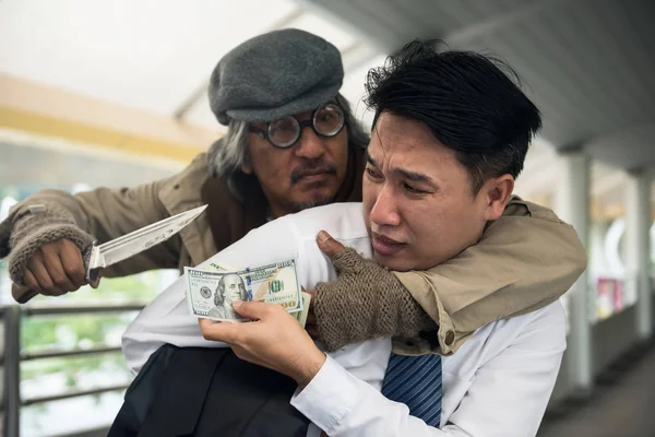 Schmutziger weißer mann asiatische mädchen aus