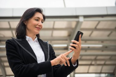 Akıllı telefon kullanan Amerikan iş kadın