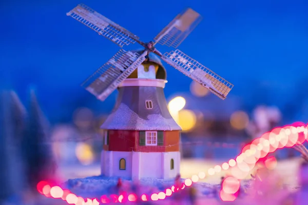 Miniaturhaus mit Windmühle im Winter — Stockfoto
