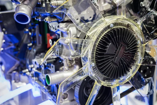 Часть современного автомобильного гибридного двигателя — стоковое фото