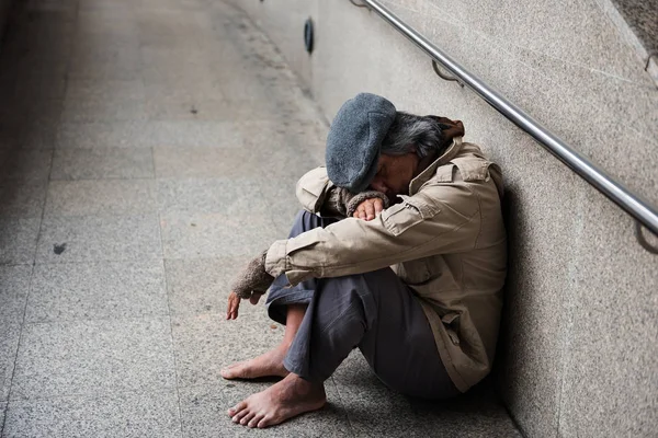 Oude bedelaar of dakloze man in de stad — Stockfoto