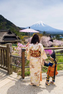 Japon aile Sakura ve mt. fuji ile elbise