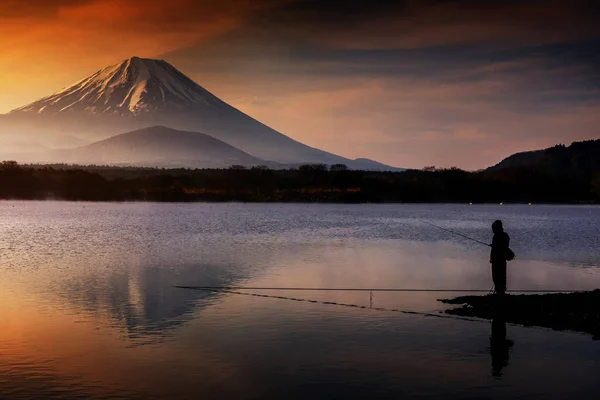 Ψάρεμα στην λίμνη με Mount Fujisan — Φωτογραφία Αρχείου