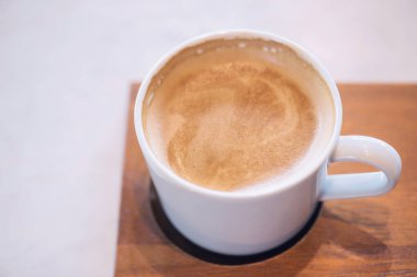 Köpüklü süt köpüğü ile sıcak Cappuccino
