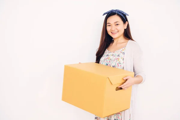 Gadis membawa kotak ke rumah baru — Stok Foto