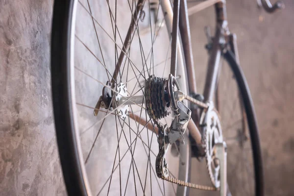 Oldtimer-Fahrrad hängt an Wand — Stockfoto