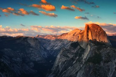 Yarım kubbe Yosemite günbatımı sırasında