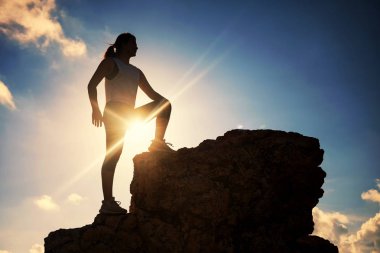 Siluet erkek üst Hill günbatımı