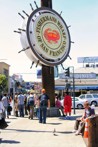 People visit Fishermans Wharf, San Fran — Stock Photo, Image