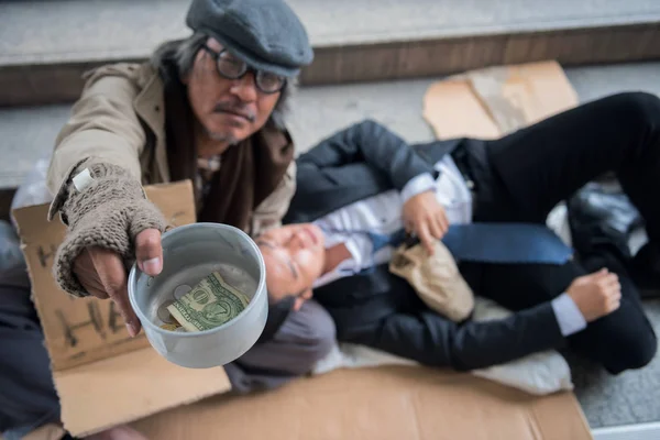 Beggar with drunk Businessman in city — Stock Photo, Image