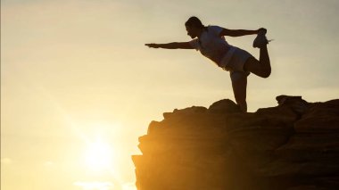 kadın yoga gün batımında dağın zirvesinde