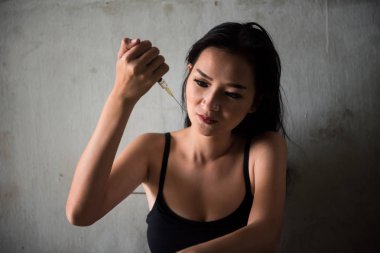 Uyuşturucu bağımlısı ya da kötüye genç için