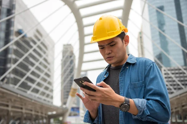 Jonge foreman ingenieur werknemer met smartphone — Stockfoto