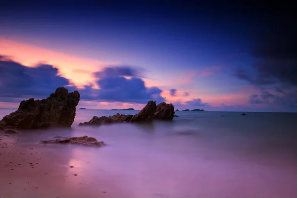 Şafakta, Rayong taş kemer ile deniz manzarası — Stok fotoğraf