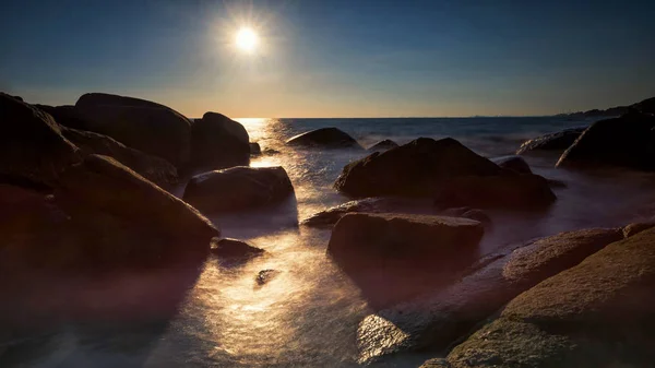 Silhouette Seascape em arco de pedra ao pôr do sol — Fotografia de Stock