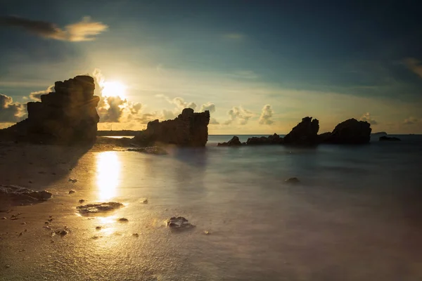 Alba mare con arco in pietra naturale — Foto Stock