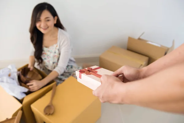 Hadiah kejutan untuk wanita yang pindah rumah. — Stok Foto