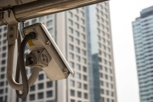 Cámara de seguridad CCTV en la ciudad — Foto de Stock