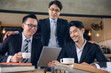 mutlu işadamı takım rahatla kahve dükkanında